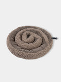 Jouet d'occupation pour chien - swirl taupe - Forme de roulé à la cannelle, Interstices pour cacher des friandises, Occupe mentalement et physiquement